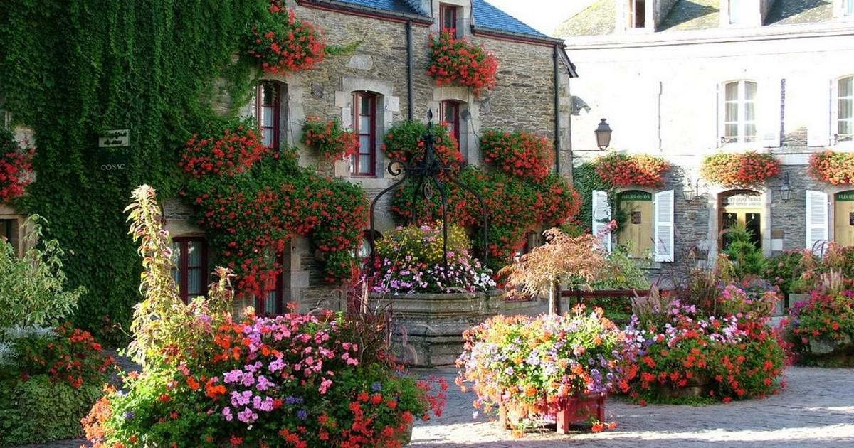 Ένα πανέμορφο μεσαιωνικό χωριό γεμάτο λουλούδια