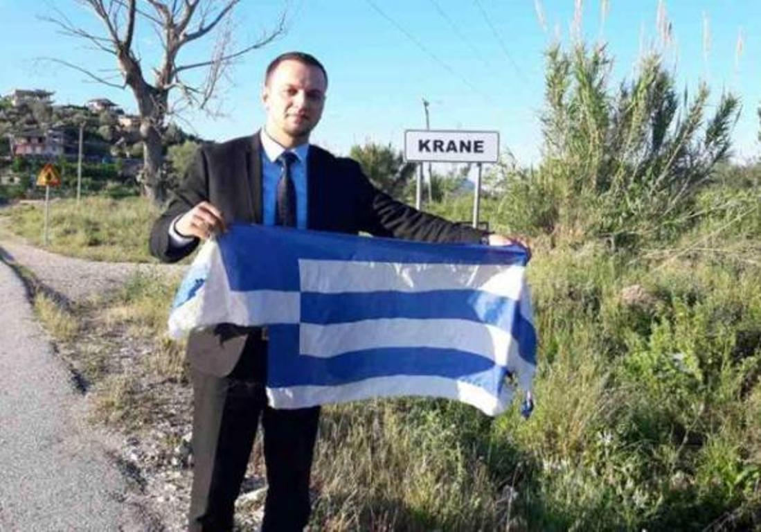 Αλβανοί εθνικιστές κατέβασαν την ελληνική σημαία και την ποδοπάτησαν