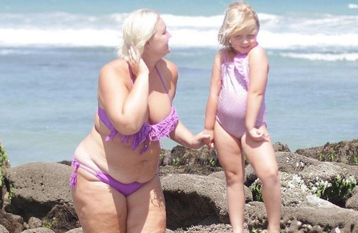 Эллисон Кимми (Allison Kimmey. Пожилые женщины на пляже. Большие старухи на пляже. Жирные мама в купальнике.