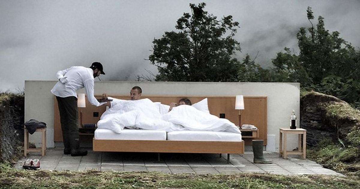 Το ελβετικό αυτό ξενοδοχείο αποτελείται μόνο από μία κρεβατοκάμαρα χωρίς οροφή και τοίχους!
