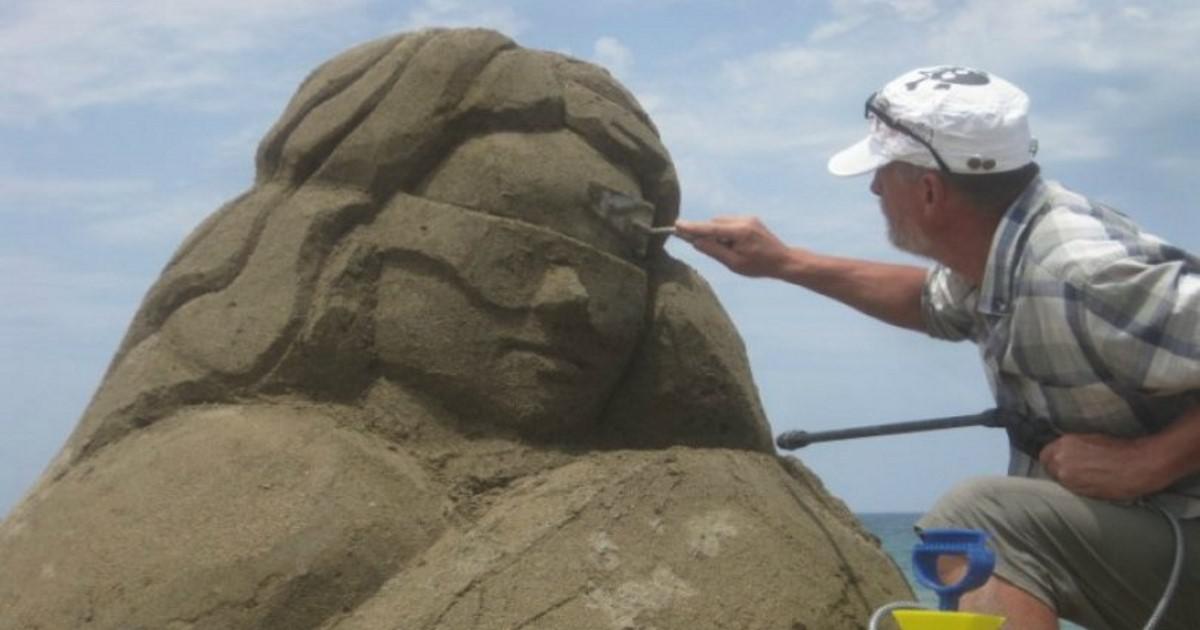 Καλλιτέχνες δημιουργούν εντυπωσιακά γλυπτά από άμμο σε παραλία της Κρήτης
