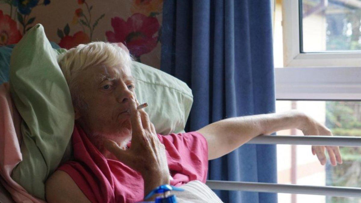 70χρονος αφήνει το νοσοκομείο για να καπνίσει ένα τελευταίο… μπάφο πριν πεθάνει