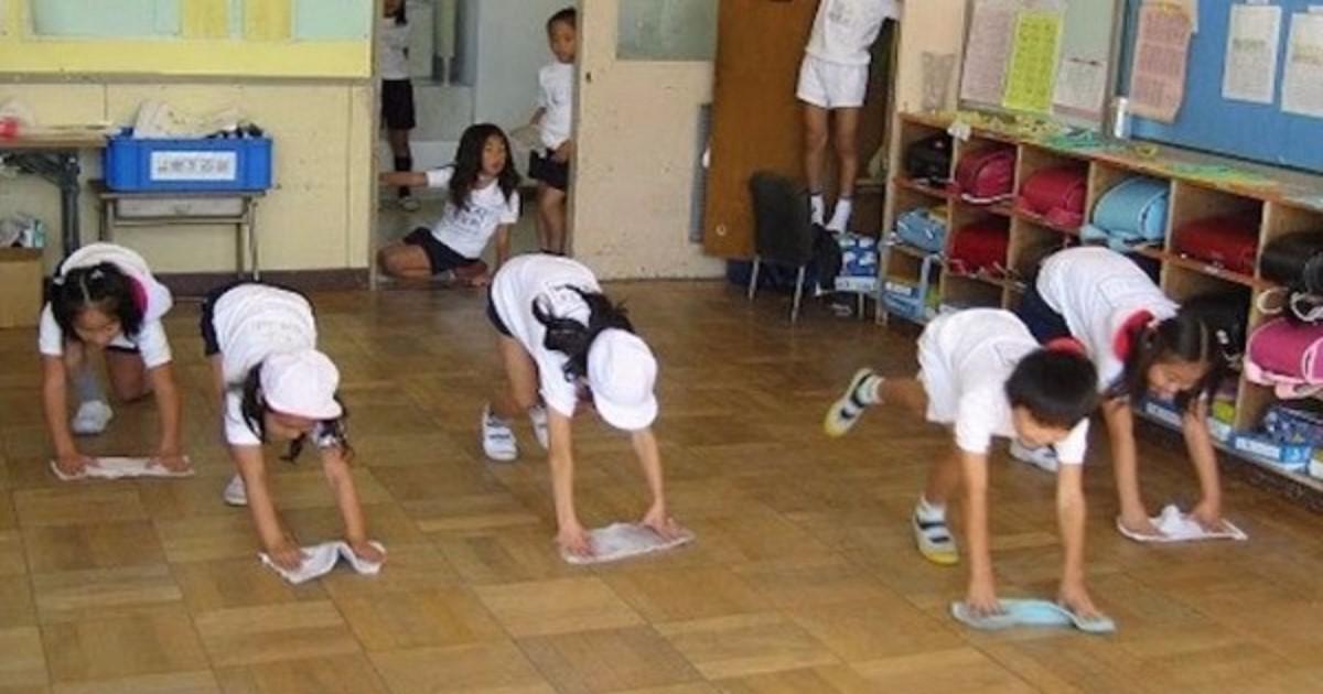 Στην Ιαπωνία οι μαθητές καθαρίζουν τις σχολικές τάξεις τους
