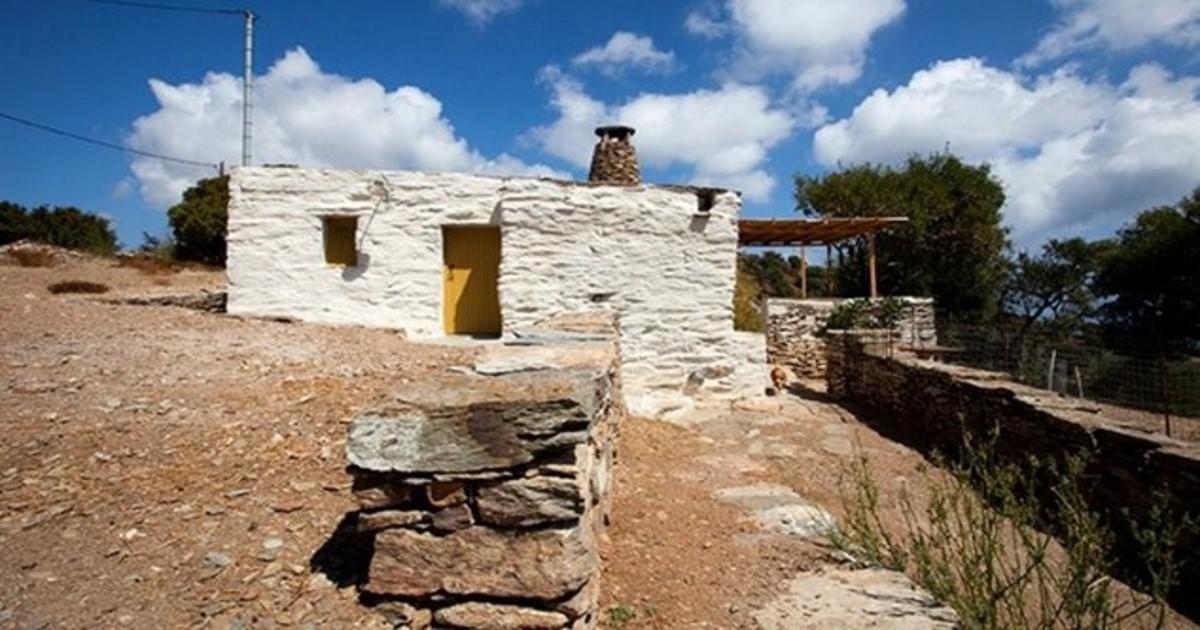 Πώς ένα αγροτικό κτίσμα 100+ ετών έγινε μια σύγχρονη, στιλάτη εξοχική κατοικία στη Τζιά