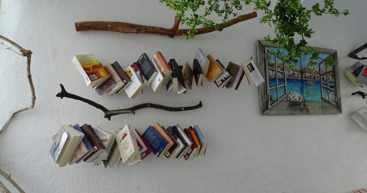 Οι υπέροχες υπαίθριες βιβλιοθήκες της Κιμώλου κλέβουν τις εντυπώσεις