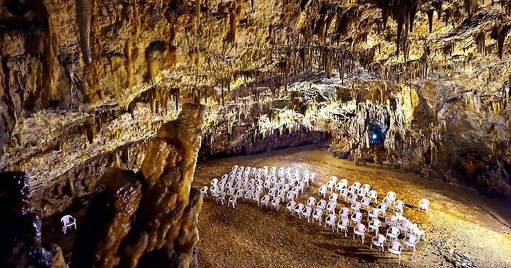 Tο πανέμορφο και μυστηριώδες ελληνικό σπήλαιο όπου γίνονται συναυλίες 60 μέτρα κάτω από τη γη