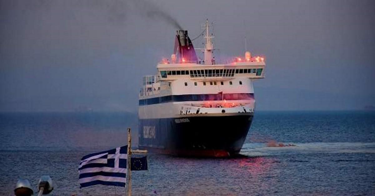 Ο εντυπωσιακός χαιρετισμός του «Νήσος Μύκονος» στη Χίο με κόρνες, καπνογόνα και φωτοβολίδες