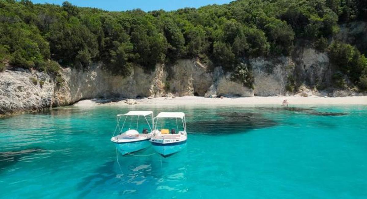 Η εξωτική παραλία με τα πιο τιρκουάζ χρώματα στην Ελλάδα που θυμίζει Καραϊβική