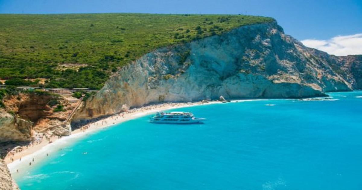 Πρέπει να κατέβετε 100 σκαλιά για να φτάσετε σε αυτή την ελληνική  παραλία αλλά αυτό που θα αντικρύσετε είναι μοναδικό