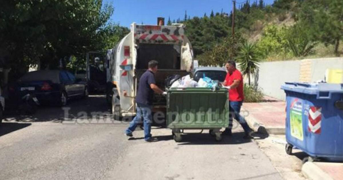 Ο αντιδήμαρχος στη Λαμία καβάλησε το απορριμματοφόρο και μαζεύει σκουπίδια