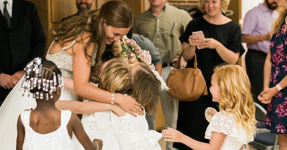 Δασκάλα κάλεσε στο γάμο της όλη την τάξη με τους 6χρονους μαθητές της για να είναι ο γάμος της «πλήρης»
