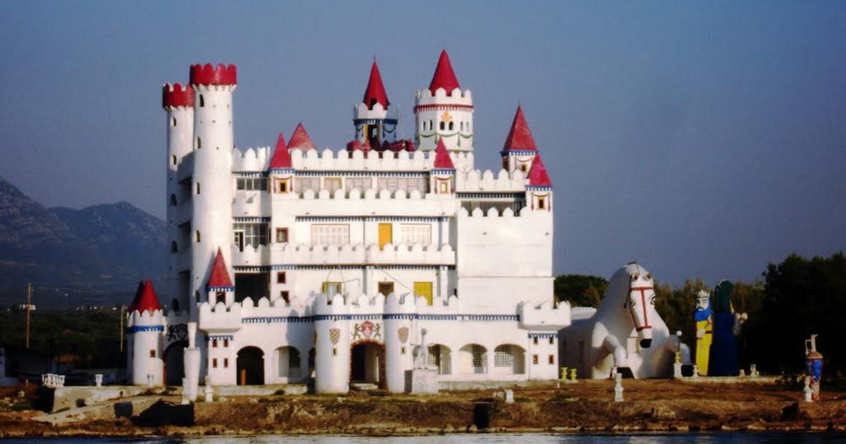 Το ξεχασμένο «Κάστρο των Παραμυθιών» στην Πελοπόννησο που θυμίζει Ντίσνεϋλαντ