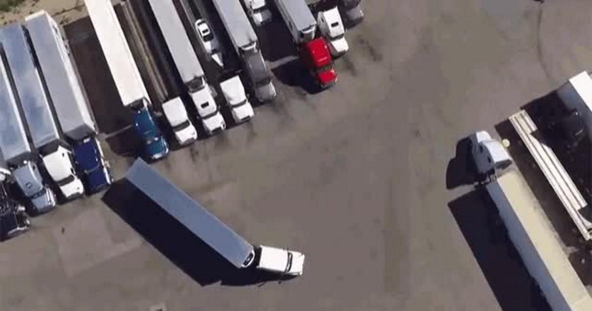 Οδηγός νταλίκας παρκάρει σαν καθηγητής τριγωνομετρίας και κάμερα τον καταγράφει από ψηλά