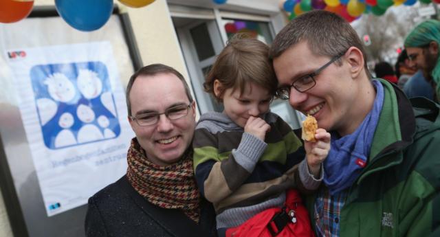 Εγκρίθηκε στην Γερμανία η πρώτη υιοθεσία παιδιού από ομόφυλο ζευγάρι