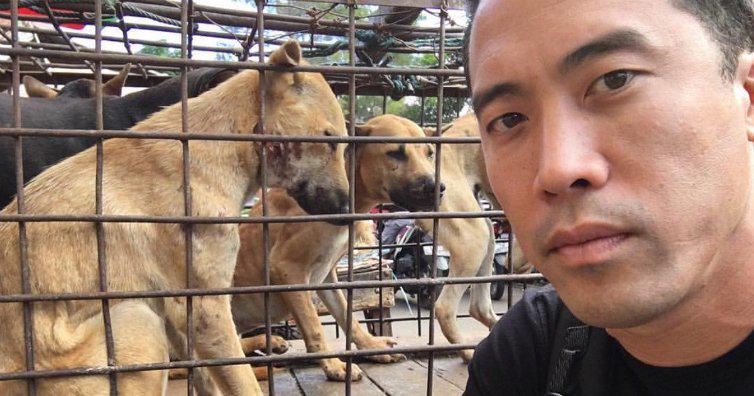 Αυτός ο άνδρας έχει καταφέρει να σώσει πάνω από 1000 σκυλάκια από το φρικτό Κινέζικο Φεστιβάλ Yulin