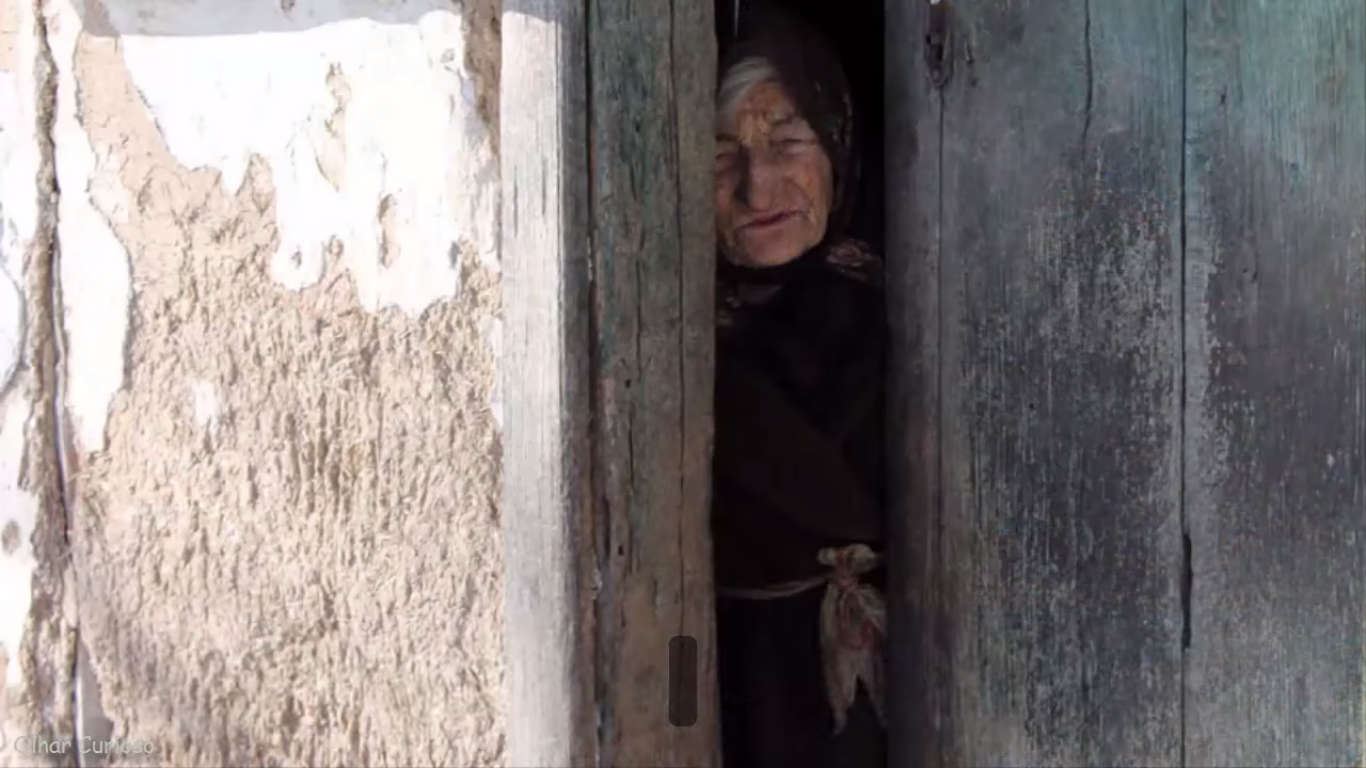Бабушка можно у тебя пожить 118. Бедная старушка. Нищая бабушка. Старая нищенка. Одинокие бабушки бедные.