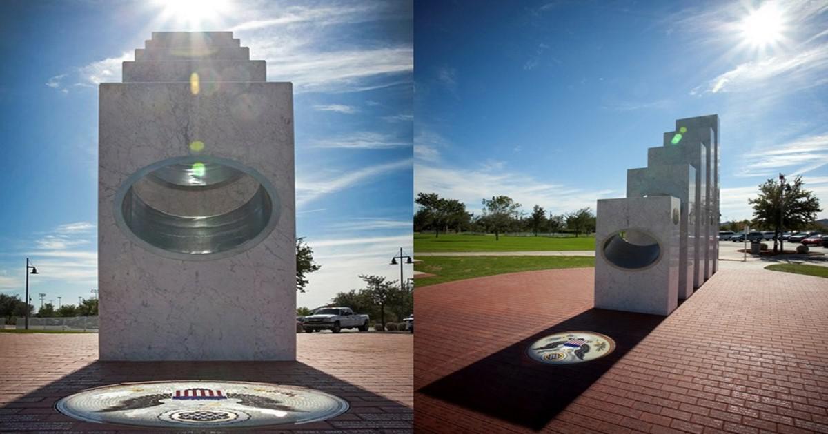 Μόνο μια φορά το χρόνο, στις 11/11 και ώρα 11:11 το πρωί ο ήλιος «ευθυγραμμίζεται» και φωτίζει τέλεια αυτό το μνημείο
