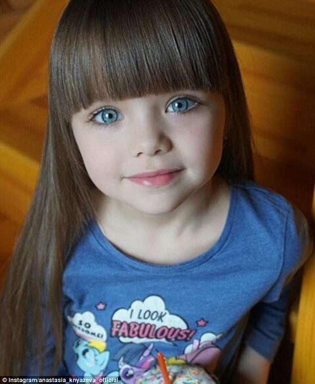 Το συνάδελφο ρωσικό πρότυπο Anastasia Knyazeva, έξι, έχει ονομαστεί «το πιο όμορφο κορίτσι στη γη» στο Instagram