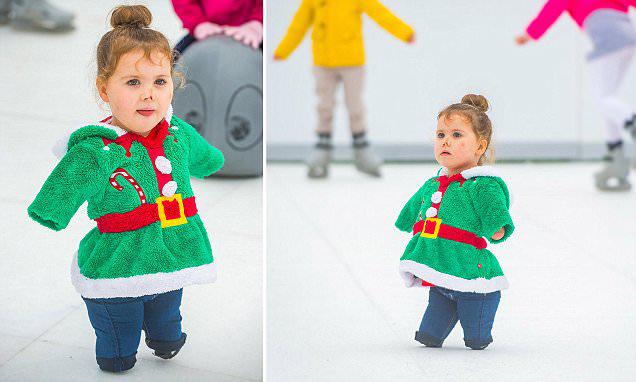 3χρονο κορίτσι που έχασε όλα του τα άκρα από μηνιγγίτιδα, κάνει πατινάζ σε φεστιβάλ πάγου και εμπνέει με τη δύναμη της ψυχής του