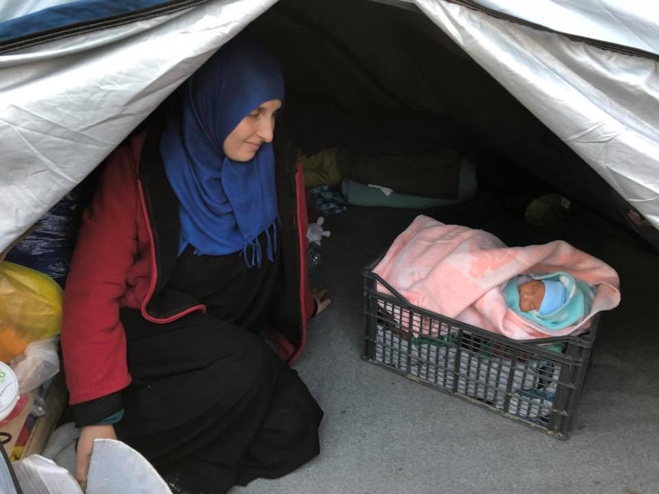 Η «φάτνη της προσφυγιάς»: Θα έβαζες το 4 ημερών μωρό σου να κοιμηθεί σε ένα τελάρο μέσα σε μια τέντα;
