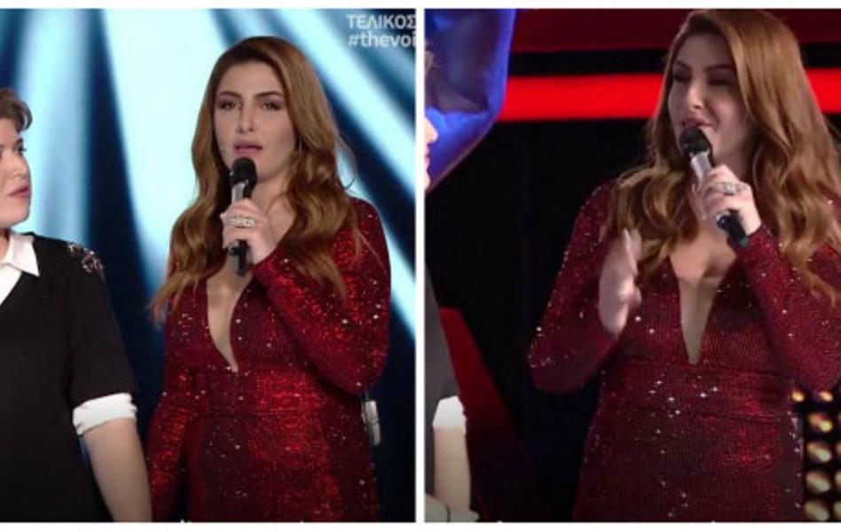 Τελικός «The Voice»: Η εντυπωσιακή κόκκινη τουαλέτα και η φουσκωμένη κοιλίτσα της Έλενας Παπαρίζου