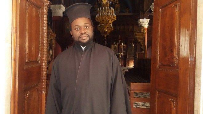 Ο ιερέας από την Ουγκάντα που αγκάλιασε ολόκληρη η κοινωνία της Ρόδου