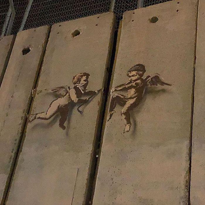 Τέχνη του δρόμου στην Παλαιστίνη έρχεται να θυμίσει πως οι γιορτές δεν είναι χαρούμενες για όλο τον κόσμο