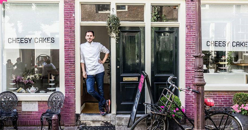 Έλληνας σεφ άνοιξε το πρώτο cheesecake ζαχαροπλαστείο στο Άμστερνταμ και οι Ολλανδοί σχηματίζουν ουρές