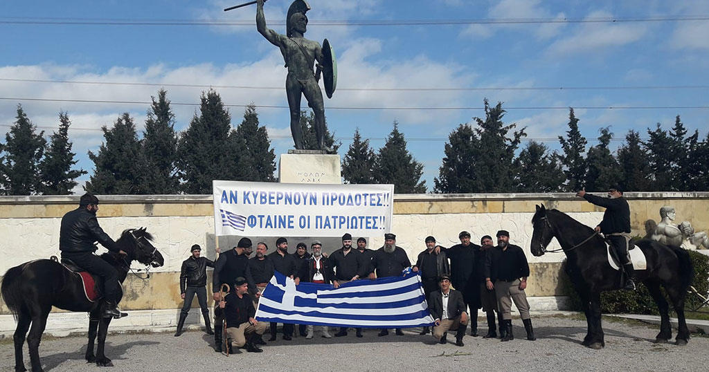 Στο άγαλμα του Λεωνίδα οι έφιπποι Κρητικοί πριν το συλλαλητήριο για το Σκοπιανό