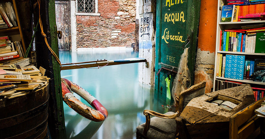 Βιβλιοπωλείο στη Βενετία βρίσκεται κυριολεκτικά βυθισμένο μέσα στο νερό