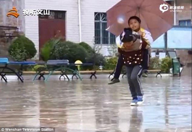 Determined: Dingshuang helps Dingfu go to school no matter how bad the weather is