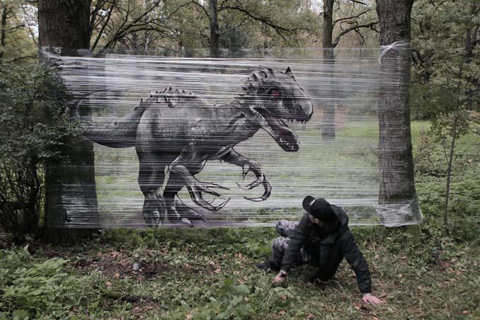 Καλλιτέχνης ζωγραφίζει ζώα στο δάσος με σπρέι επάνω σε διάφανη μεμβράνη