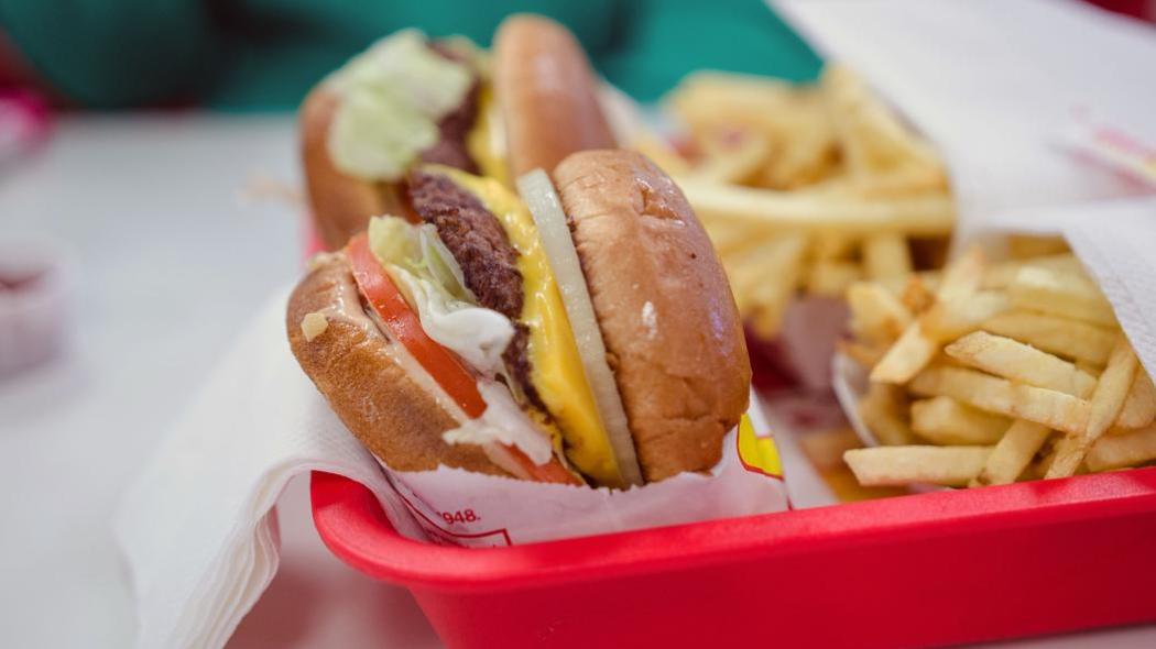 Η κατανάλωση Fast Food τρεις φορές την εβδομάδα καταστρέφει την ψυχική σου υγεία