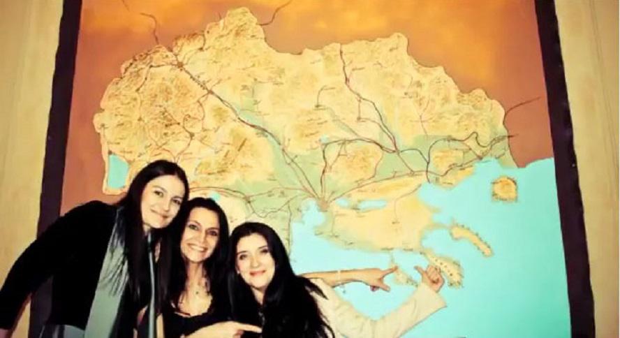 H γυναίκα του σκοπιανού πρέσβη ποζάρει μπροστά στον αλυτρωτικό χάρτη που περιλαμβάνει και την Ελλάδα
