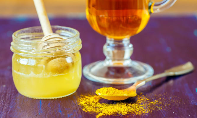 Κουρκούμη και μέλι: Γιατί το λένε «χρυσό μέλι» – Τι προσφέρει και πώς φτιάχνεται