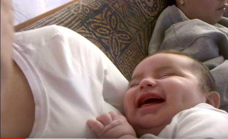 Το πιο γλυκό μωρό: Γελάει στον ύπνο του όταν ακούει τη φωνή της μαμάς του