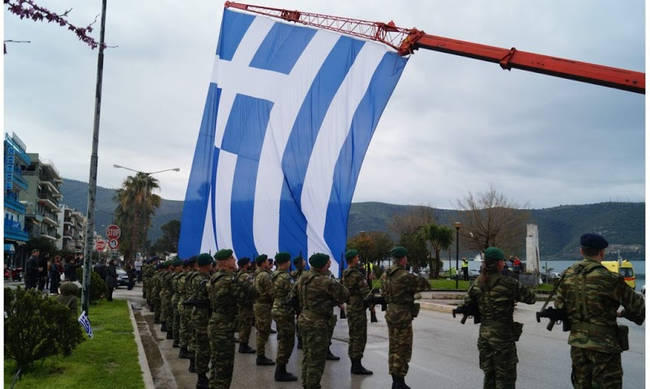 Στρατιώτες ύψωσαν ελληνική σημαία 350 τ.μ. στην Ηγουμενίτσα