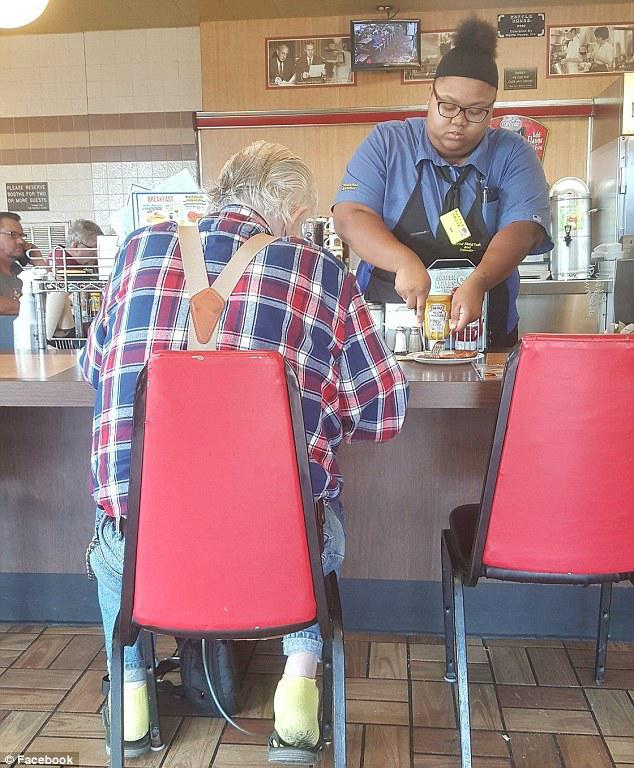 18-year-old Evoni Williams, a waitress at a Texas Waffle House, was seen in a viral photo cutting up food for customer Adrian Charpentier