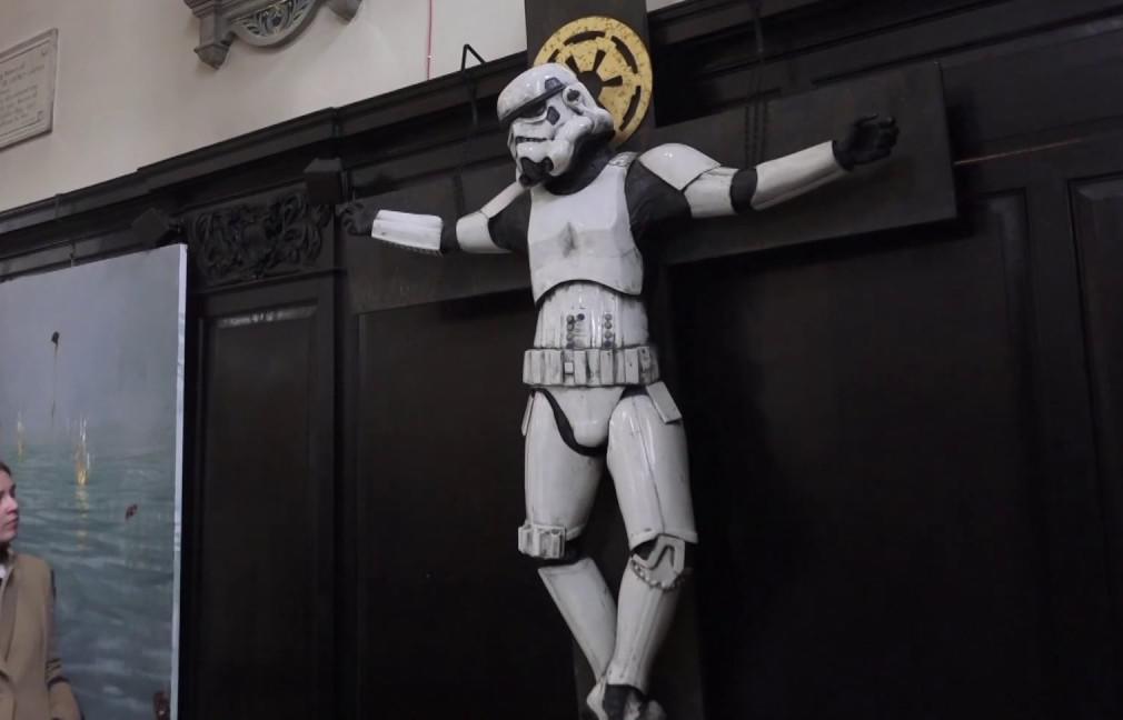 Ονομάζουν «τέχνη» τον χλευασμό του Ιησού -H φιγούρα «Stormtrooper» από τους Star Wars πήρε την θέση του Εσταυρωμένου