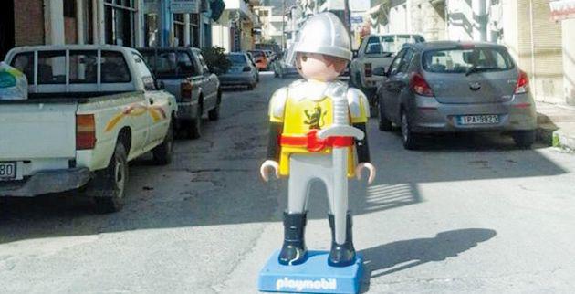 Έκλεισαν με Playmobil τον δρόμο έπειτα από τροχαίο ατύχημα στην Κρήτη