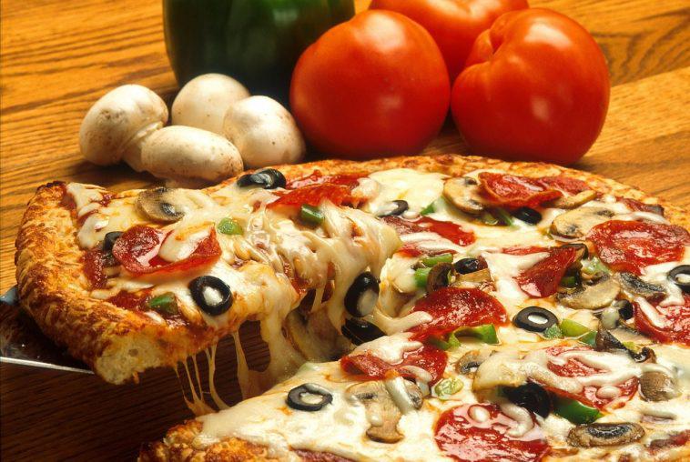 Διαιτολόγος λέει ότι είναι πιο υγιεινό να τρώμε πίτσα για πρωινό αντί για δημητριακά