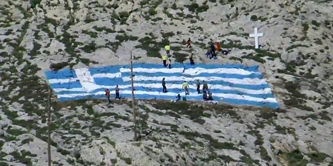 Η ωραιότερη ελληνική σημαία «κυματίζει» στην Κάλυμνο