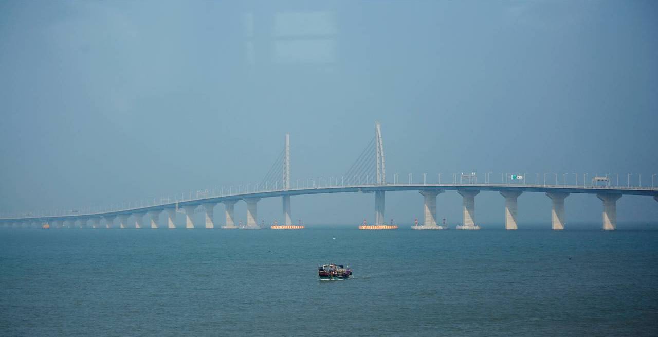 Έτοιμη η μεγαλύτερη θαλάσσια γέφυρα στον κόσμο που θα συνδέει την Κίνα με το Χονγκ Κονγκ