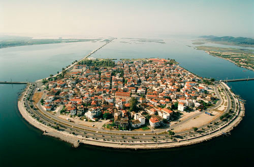 Η μικρή Βενετία της Ελλάδας: Ένα νησάκι καταμεσής μιας λιμνοθάλασσας