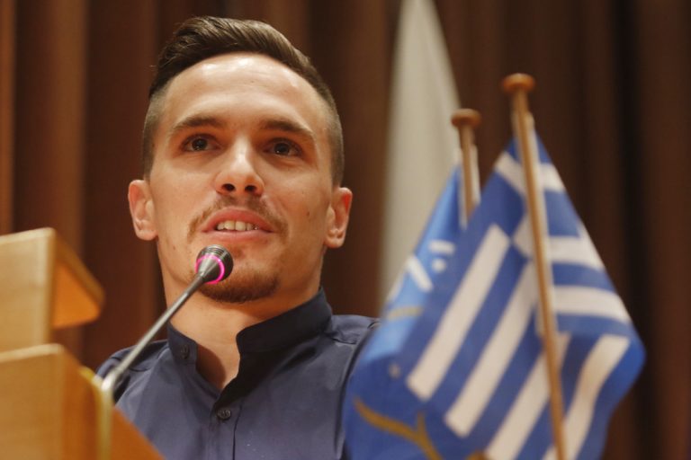 Πετρούνιας: «Η ελληνική σημαία δεν είναι πανί»
