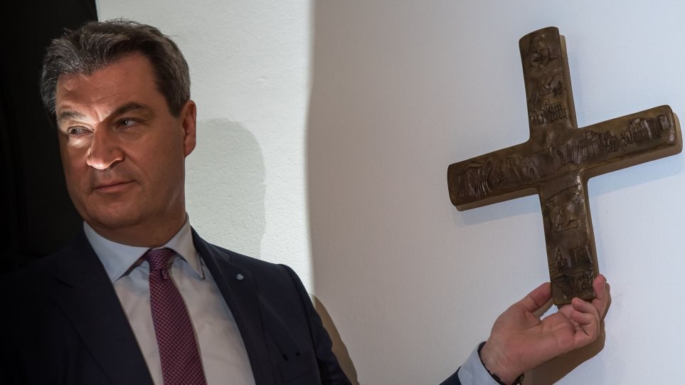 Στη Βαυαρία βάζουν τον σταυρό στις εισόδους όλων των δημοσίων κτηρίων