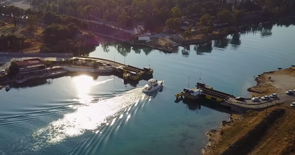 Γέφυρα στην Κόρινθο βυθίζεται για να περάσουν πλοία και αναδύεται για τα αυτοκίνητα