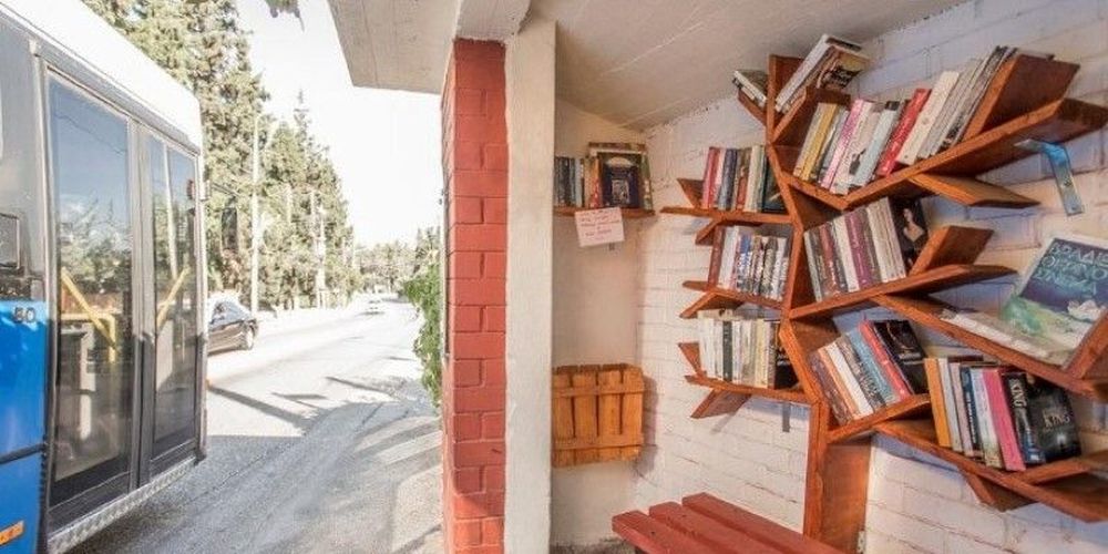 Η Θεσσαλονίκη γέμισε με βιβλιοθήκες σε στάσεις λεωφορείων