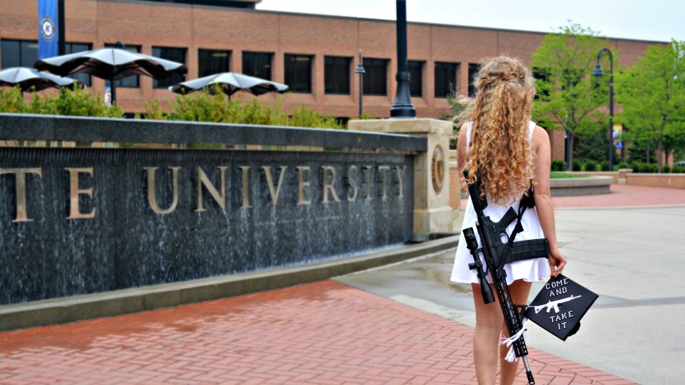 Φοιτήτρια στις ΗΠΑ πήγε με αυτόματο όπλο στην αποφοίτησή της κι έγραψε «Μολών Λαβέ» στο Twitter