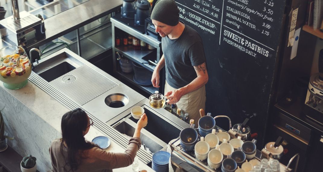 To ευφυέστατο κόλπο ενός ιδιοκτήτη καφέ για να «μάθει» στους πελάτες του να είναι ευγενικοί